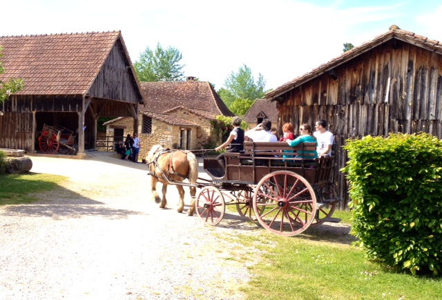 Le Bournat: la cariole de promenade touristique. - Le Bugue