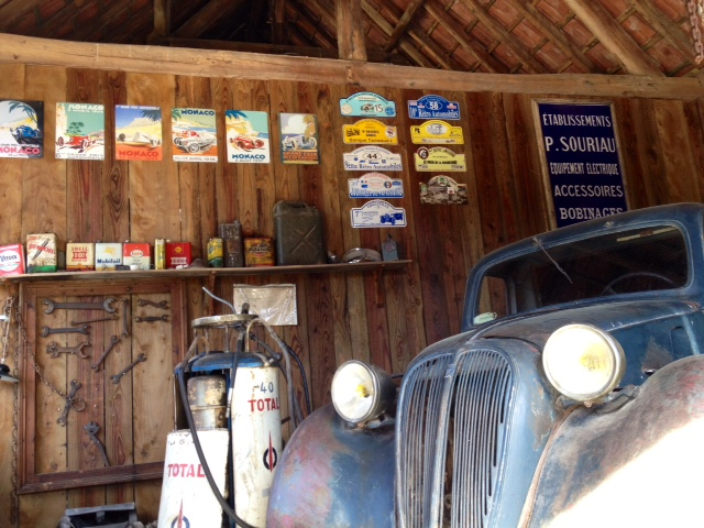 Le Bournat: l'atelier de mécanique auto. - Le Bugue