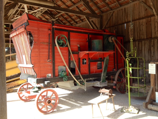 Le Bournat: ancienne machine agricole pour le battage du blé. - Le Bugue