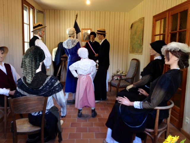 Le Bournat: reconstitution d'une scène de mariage dans une mairie de campagne d'autrefois. - Le Bugue