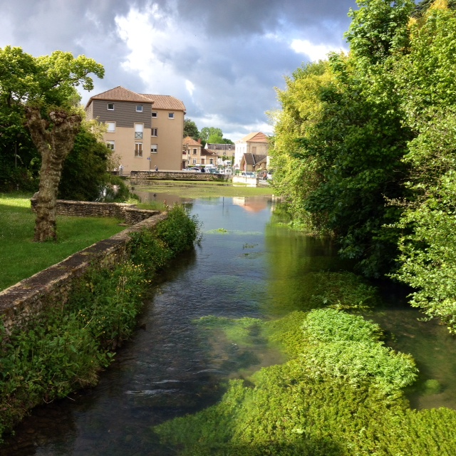 La rivière La Douch au coeur du Bugue. - Le Bugue