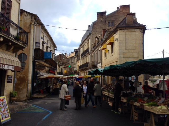 Le marché du mardi. - Le Bugue