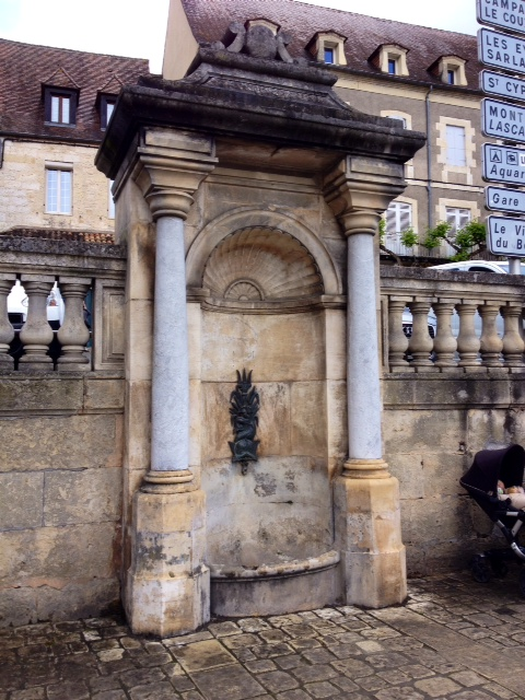 Belle fontaine dans une rue du Bugue. - Le Bugue