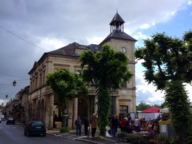 La mairie au dessus de la halle. - Le Bugue