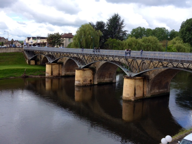 La passerelle piéton au dessus de la Vézère. - Le Bugue