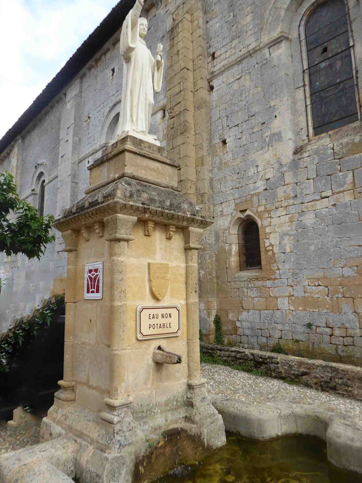 Fontaine derrière l'abbatiale - Le Buisson-de-Cadouin