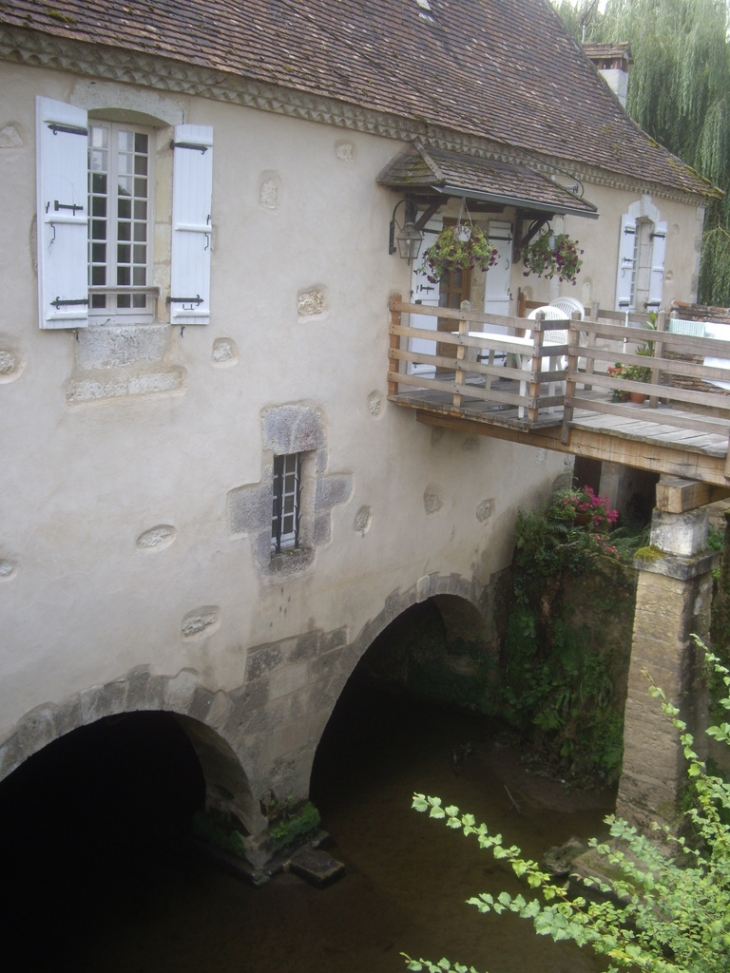 Ancien moulin à eau sur l'Auvézère. - Le Change