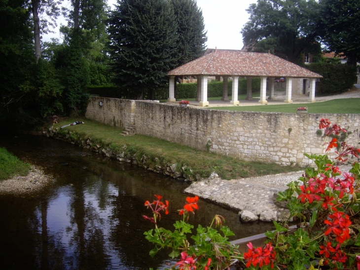 La halle et l'Auvézère. - Le Change