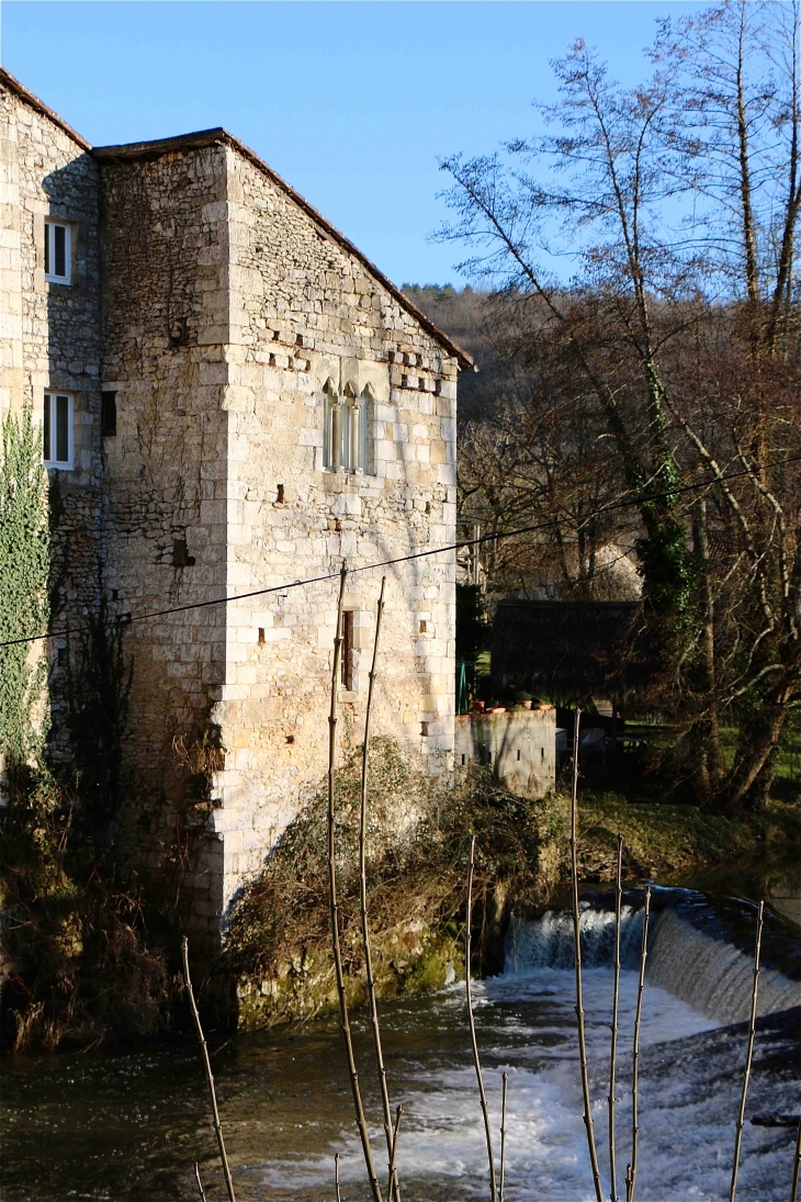 Le château de Maleffe au bord de l'Auvézère - Le Change