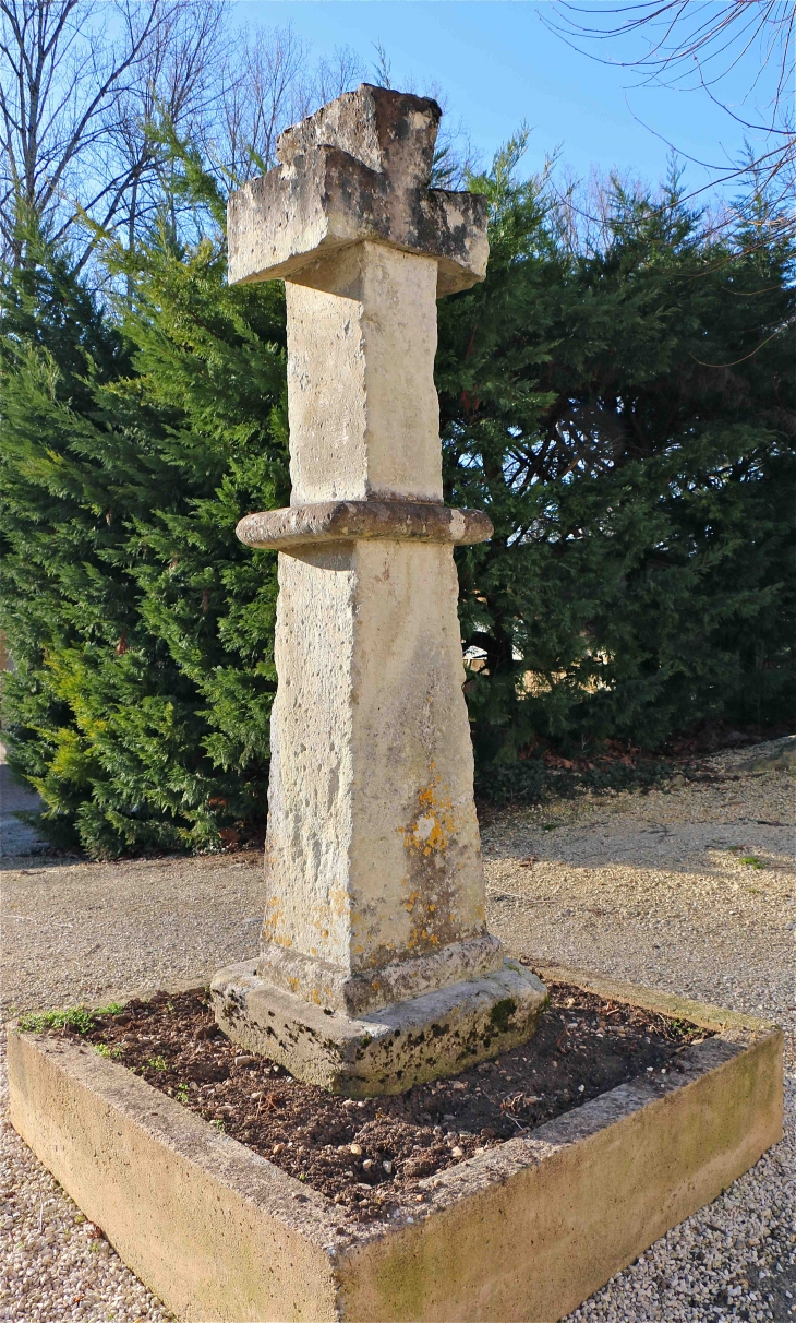 Croix face à l'église - Le Change