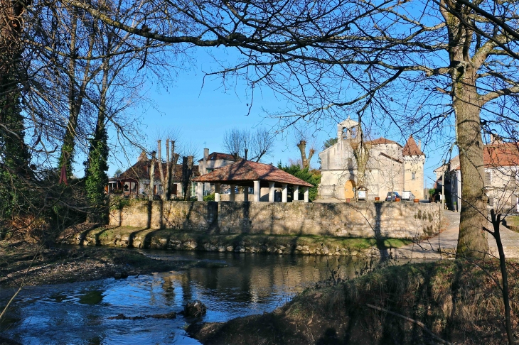 Le village au bord de l'Auvézère - Le Change