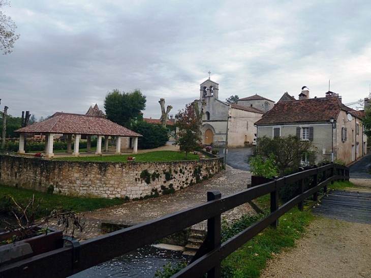 Vue sur le village.Le 1er Janvier 2017, les communes Bassillac, Blis-et-Born,  Le Change,  Eyliac,  Milhac-d'Auberoche et Saint-Antoine-d'Auberoche  ont fusionné pour former la nouvelle commune Bassillac et Auberoche