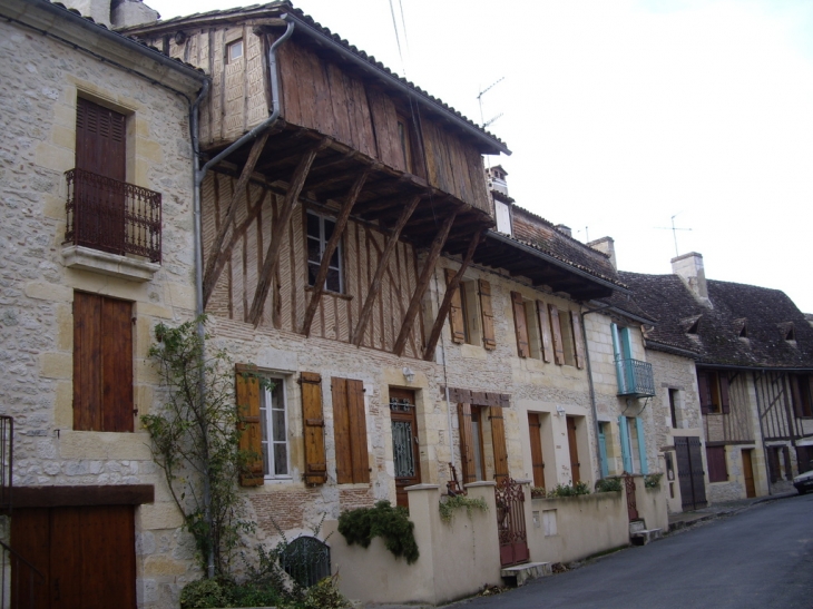 Rue du quartier du vieux port sur la Dordogne. - Le Fleix