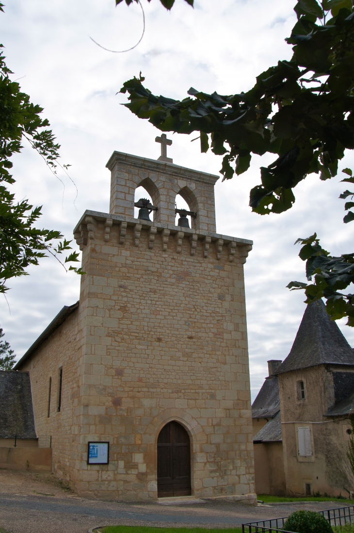 Eglise de Saint Lazare. Elle aurait été la sépulture des sires Lasalle de Bourdeille de 1550 à 1790. - Le Lardin-Saint-Lazare