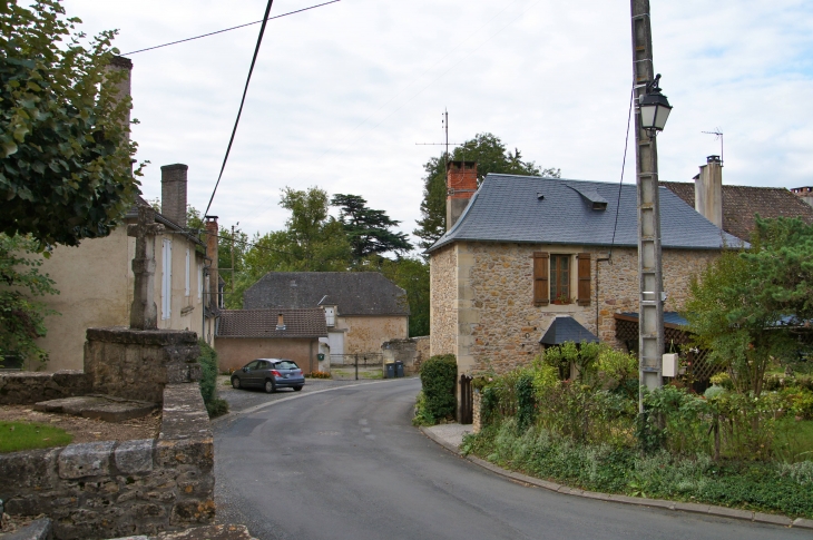 La rue principale du village de Saint Lazare. - Le Lardin-Saint-Lazare