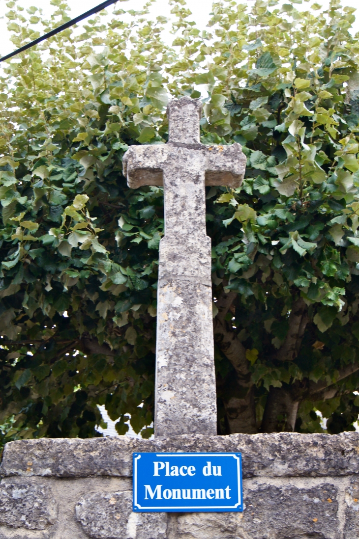 Croix de chemin près de l'église. - Le Lardin-Saint-Lazare