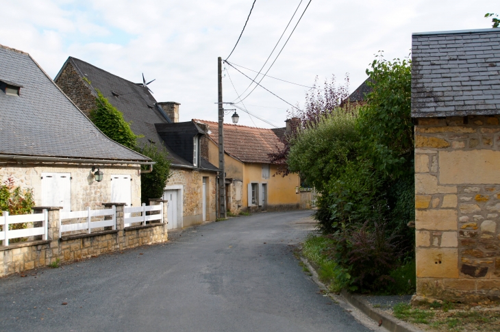 Rue du Puits à Saint Lazare. - Le Lardin-Saint-Lazare