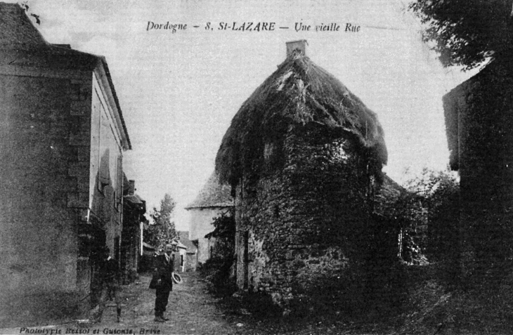 Une vieille rue du village de Saint Lazare, vers 1910. Il existe encore quelques toits de chaume. (carte postale ancienne). - Le Lardin-Saint-Lazare