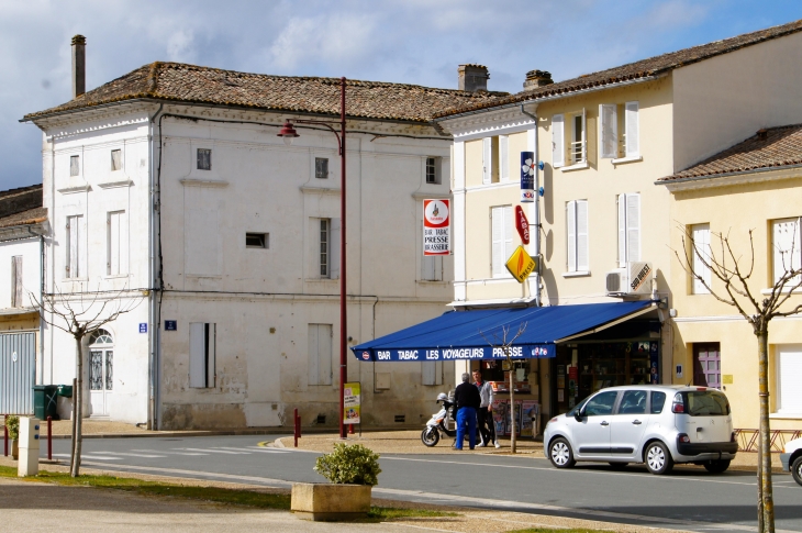 Le Bar-Tabac. - Le Pizou