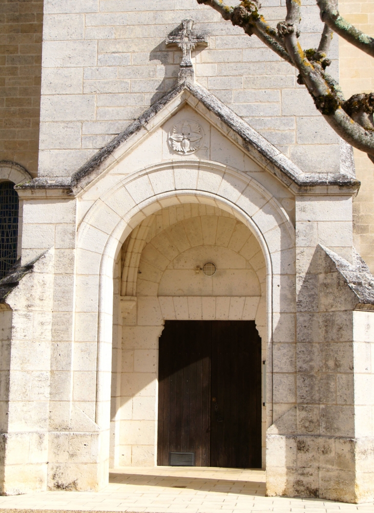 Le porche de l'église. - Le Pizou