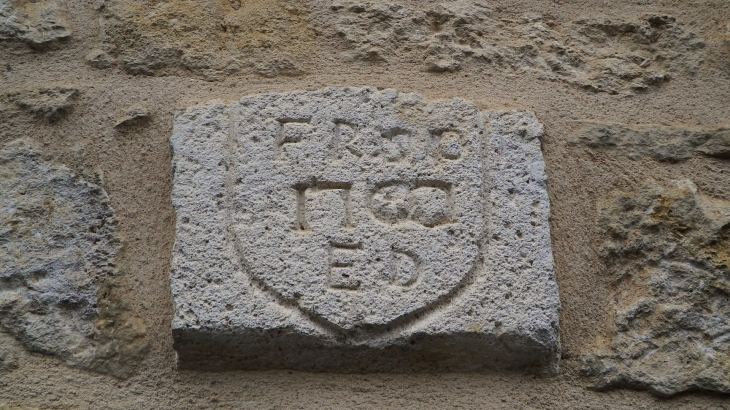 Marque de tâcheron sur l'église. - Les Farges