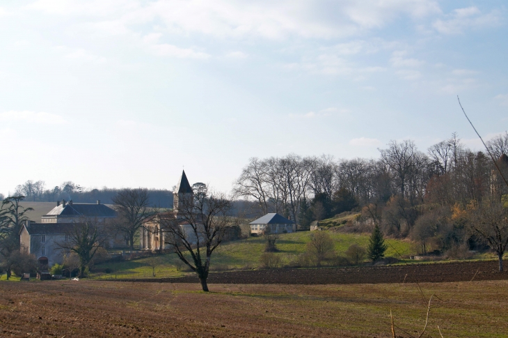 Vue sur l'Abbatiale et le Château. - Ligueux