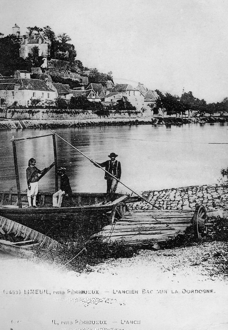 L'Ancien Bac sur la Dordogne, vers 1910 (carte postale ancienne). - Limeuil