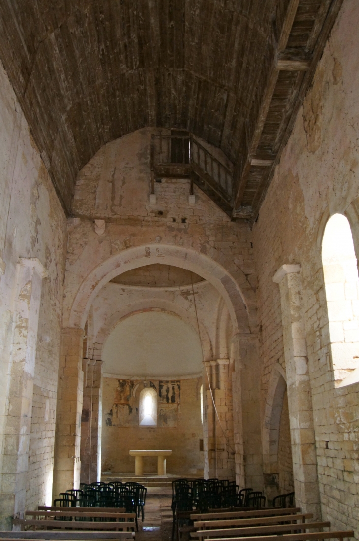 La nef vers le choeur de l'église Saint Martin. - Limeuil