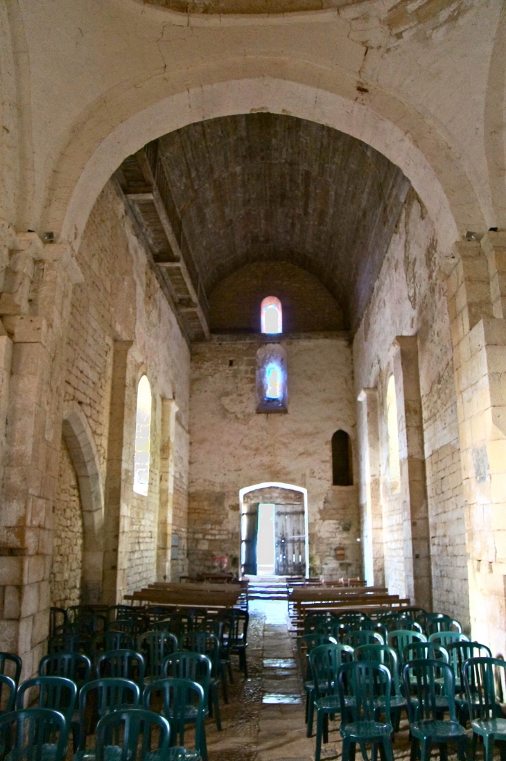 La nef vers le portail. Eglise Saint Martin. - Limeuil