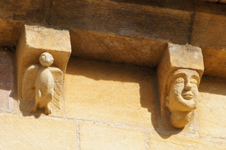 Modillons de l'église Saint Martin. - Limeuil