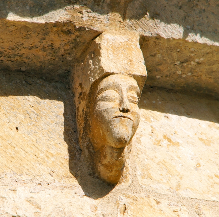 Détail : modillon de l'église Saint Martin. - Limeuil