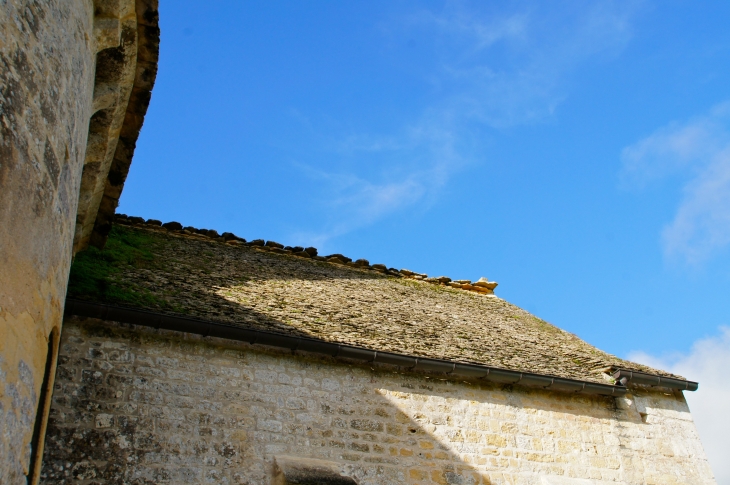 Couverture en lauze du transept nord de l'église Saint Martin. - Limeuil