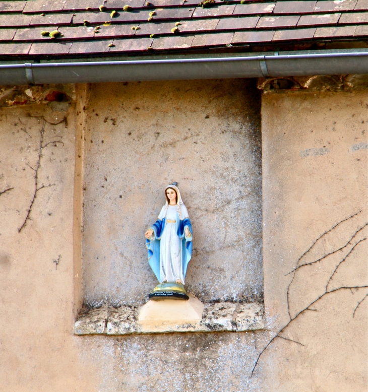 Petite niche dans une façade du village. - Limeuil