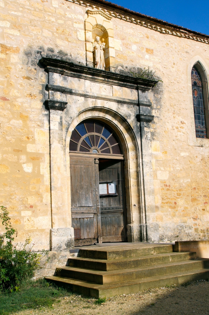 Portail du XIXe siècle de l'église Sainte Catherine. - Limeuil