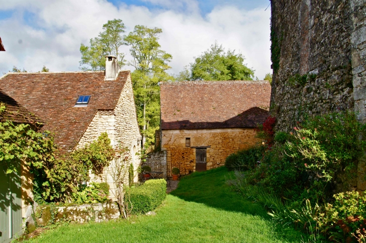 Derrière l'église Sainte Catherine. - Limeuil