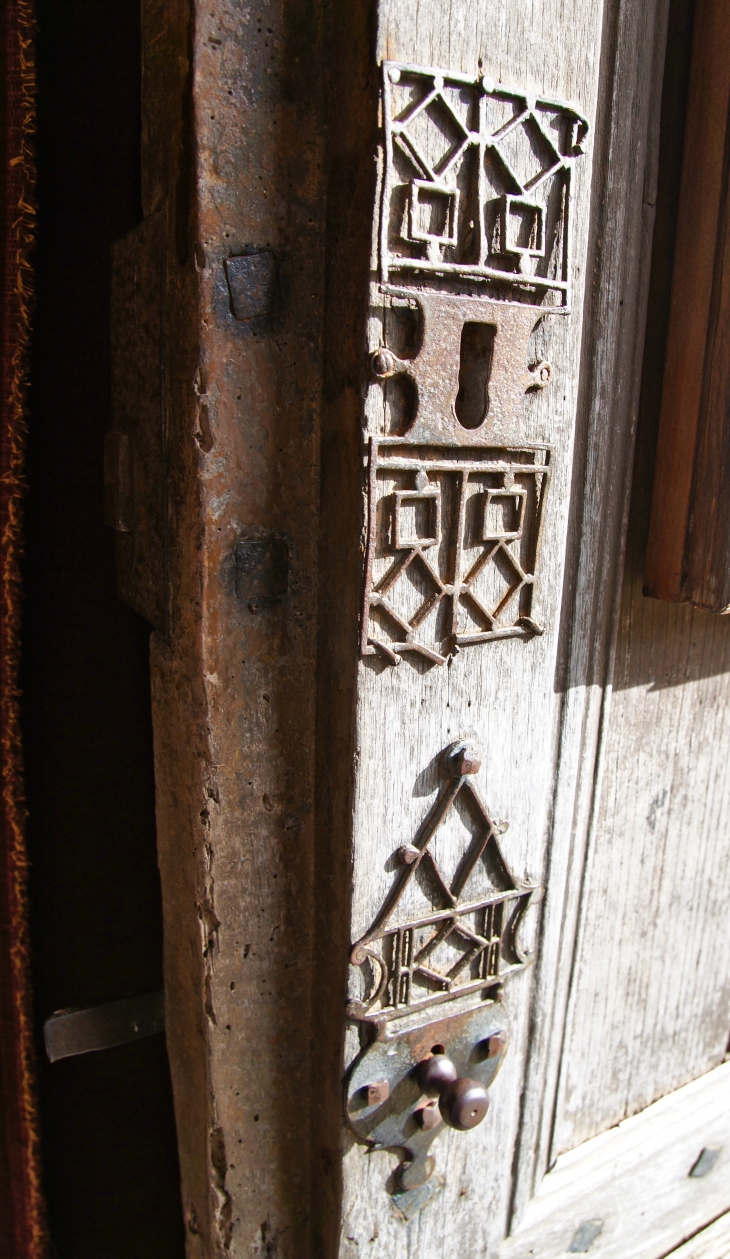 Ferronerie de la serrure de la portel de l'église Sainte Catherine. - Limeuil