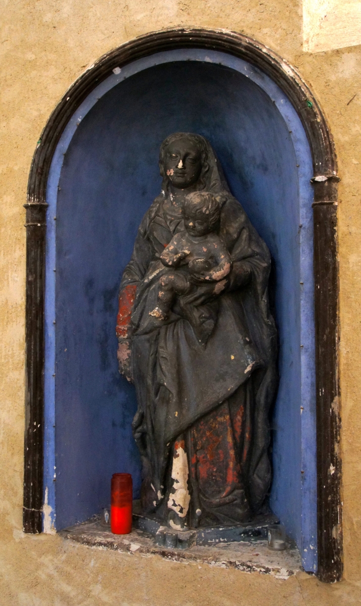 Eglise Sainte Catherine : A l'intérieur se trouve la vierge noire des bateliers. - Limeuil