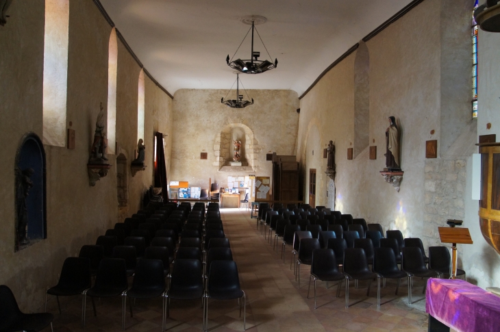 Ma nef vers le portail. Eglise Sainte Catherine. - Limeuil