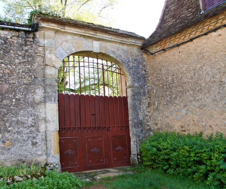 Portail et génoise d'une maison du village. - Limeuil