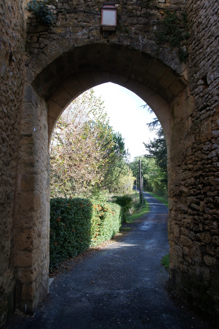 Ancienne porte du village. - Limeuil