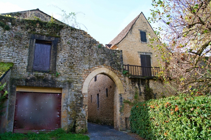 Porte du village par le GR6. - Limeuil