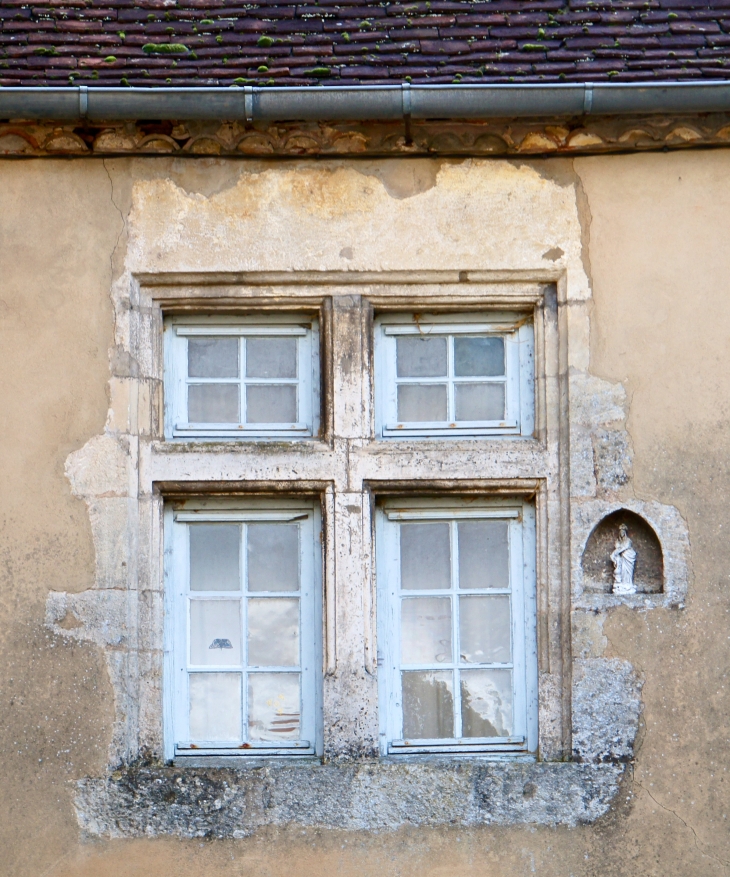 Une fenêtre à meneaux et sa niche d'une maison bourgeoise du village. - Limeuil