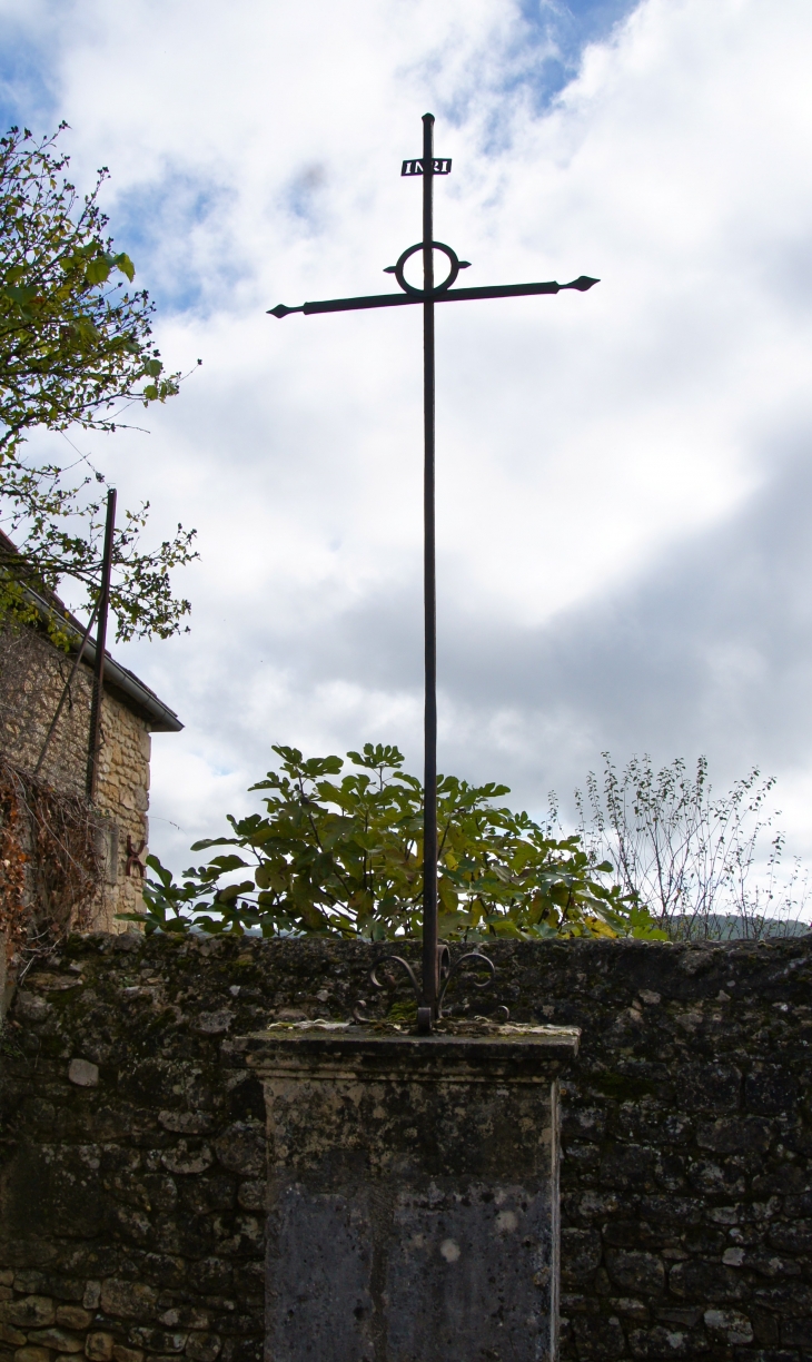 Croix près de l'église Sainte Catherine. - Limeuil