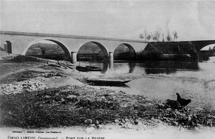 Pont sur le Vézère (confluent Vézère Dordogne), vers 1905 (carte postale ancienne). - Limeuil