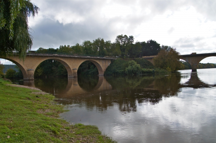 Pont sur la Vézère (confluent Vézère Dordogne) en 2013. - Limeuil