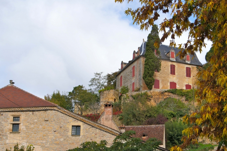 Vue sur les remparts. - Limeuil