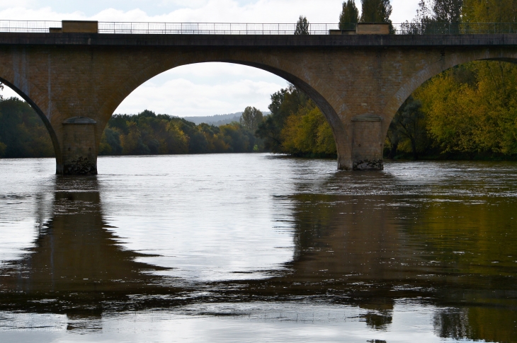 Le Pont sur la Dordogne. - Limeuil