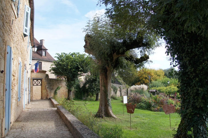 La Mairie et son Jardin. - Limeuil