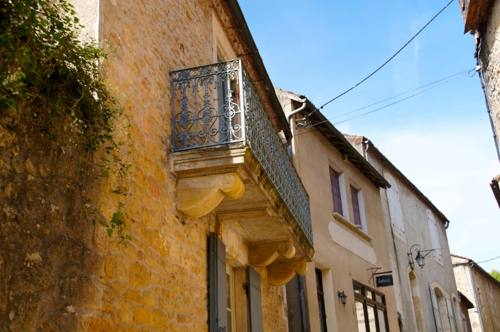 Beau balcon, rue du Port. - Limeuil