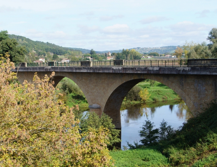 Le Pont sur la Vézère, au fond le clocher de l'église Saint Martin. - Limeuil